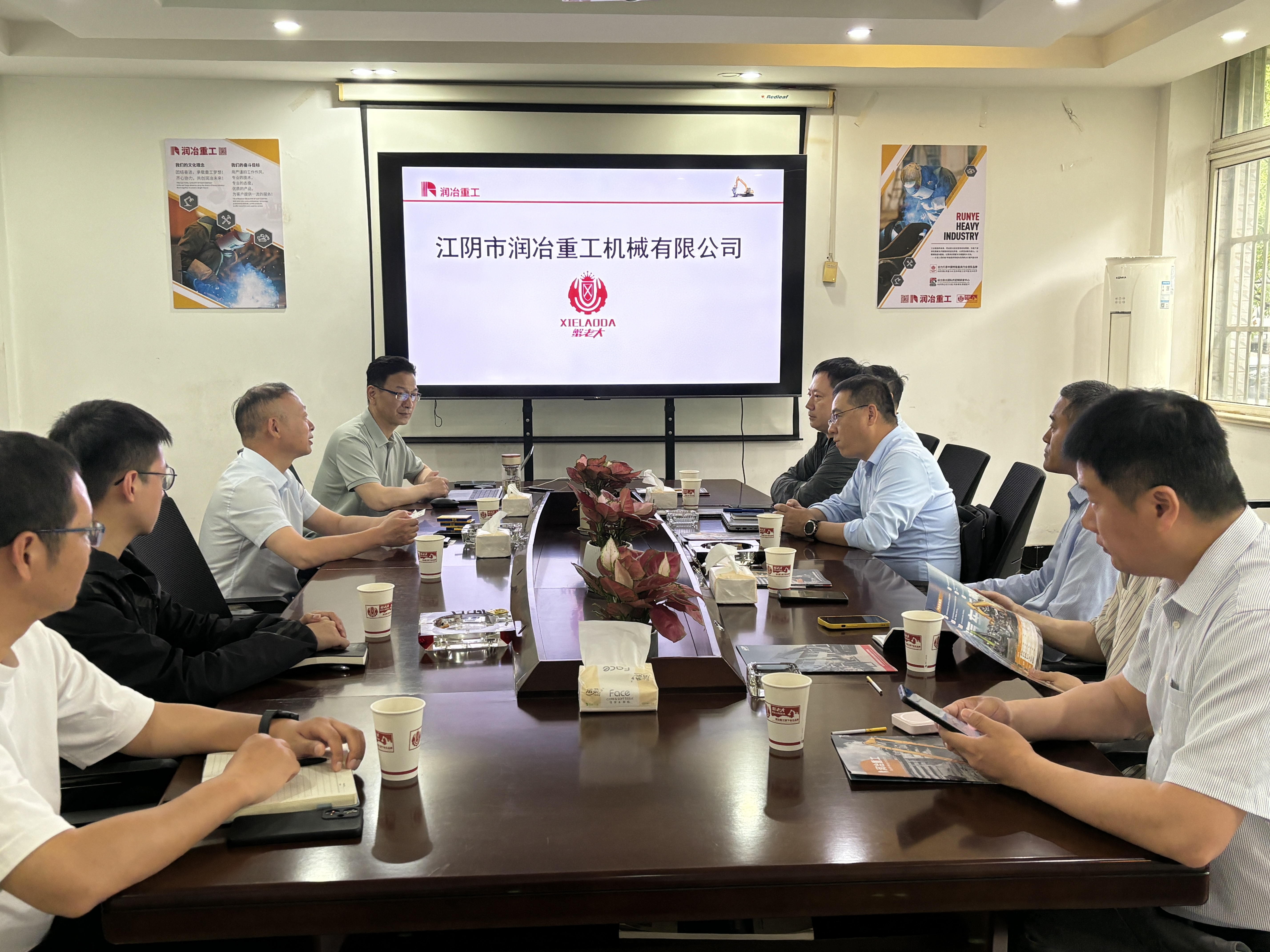 中國(guó)小松代表團(tuán)蒞臨潤(rùn)冶重工參觀(guān)交流